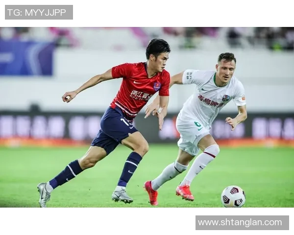 重庆足球队在大师赛中的灵活性表现分析与战术探讨